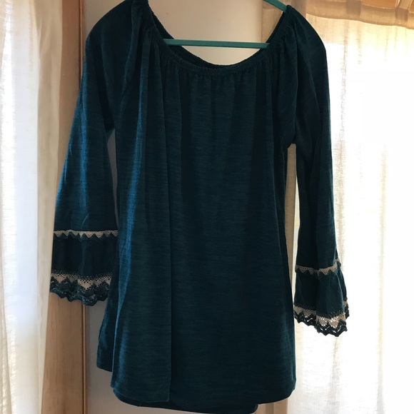 🎈GIFTED🎈double lace sleeve tunic - Picture 2 of 4